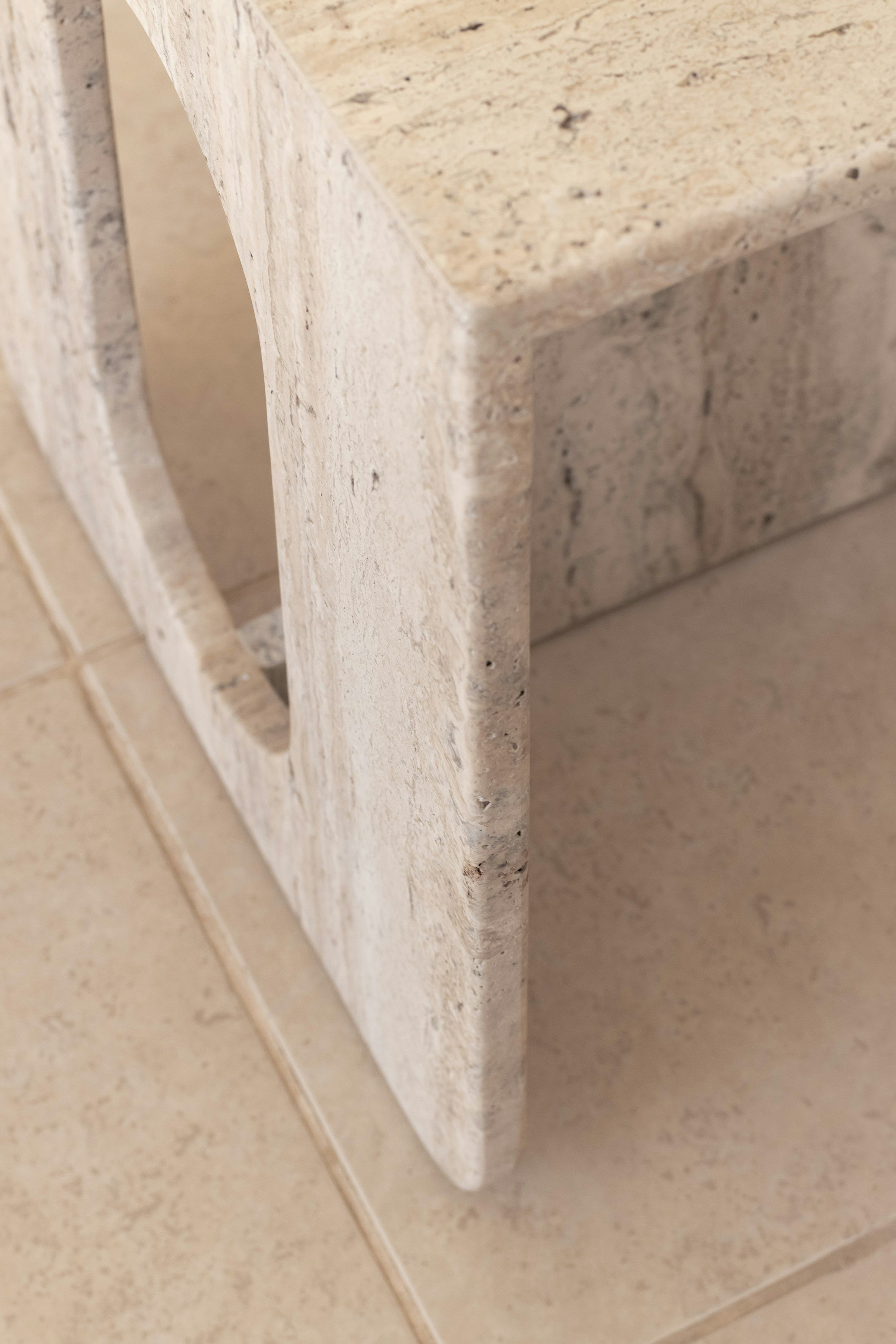 PALIER, table basse en travertin